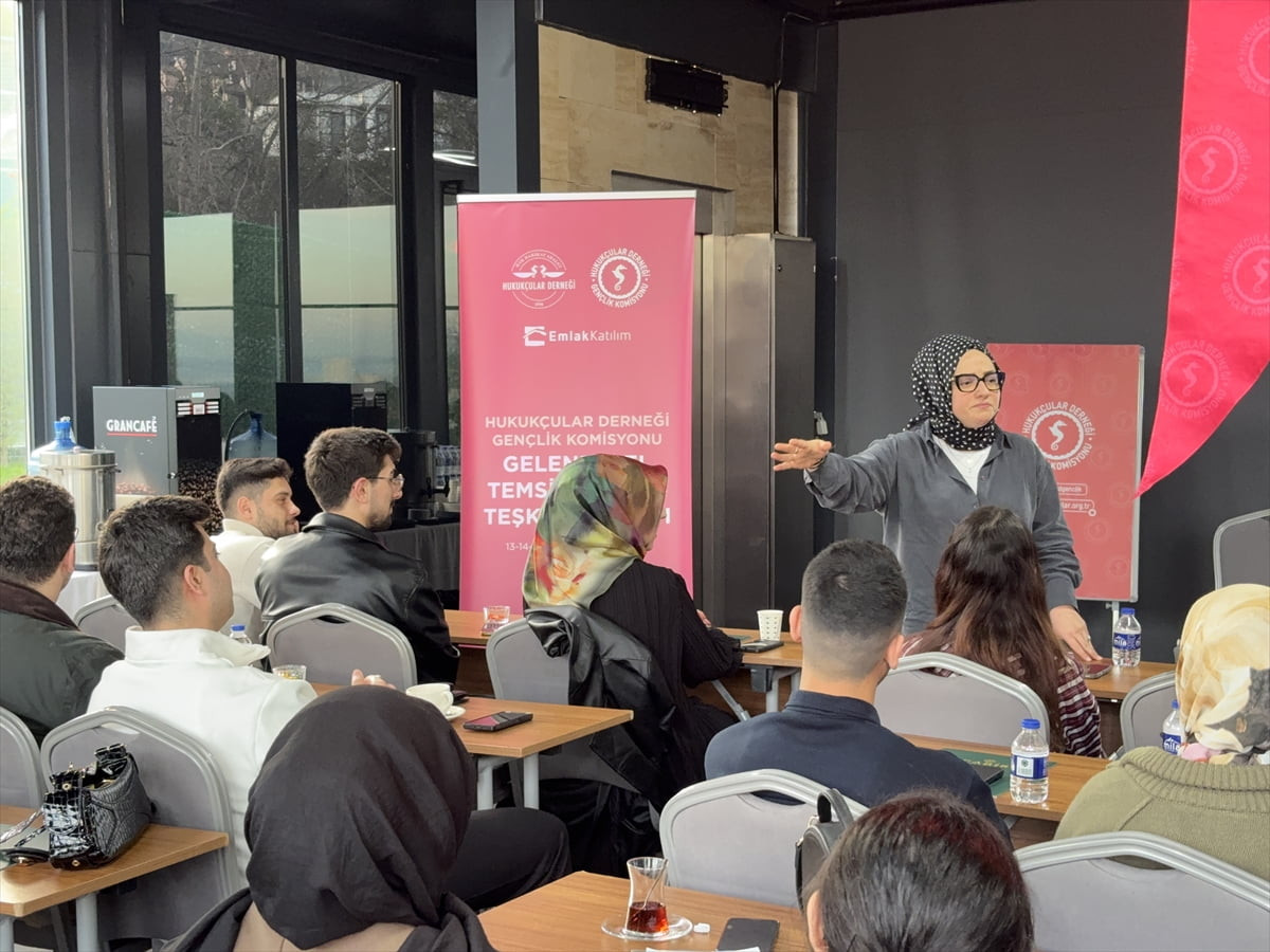 Hukukçular Derneği, üyeleri ile siyaset ve hukuk dünyasının önemli isimlerini bir araya getiren...