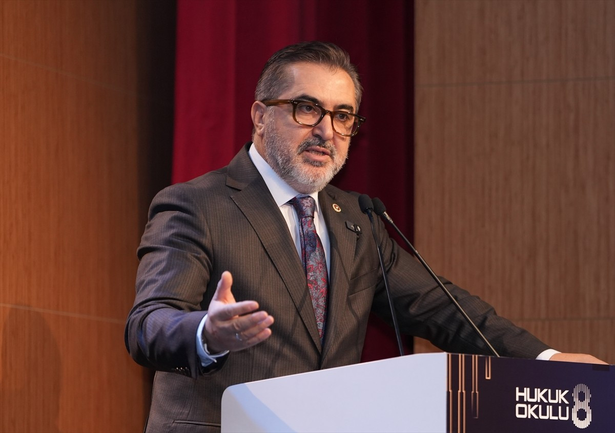 Hukukçular Derneğince düzenlenen Hukuk Okulu'nun sekizincisi, Ataköy Uluslararası Gençlik...