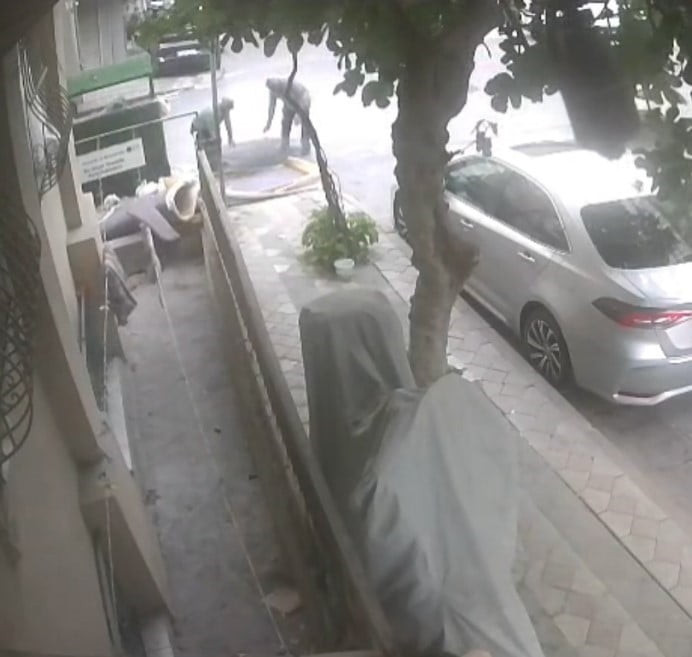 HURDA ARABASIYLA GETİRDİKLERİ ESKİ YATAĞI ÇÖP KONTEYNERİNİN YANINDA PARÇALAYAN KİŞİLER, İÇİNDEKİ...