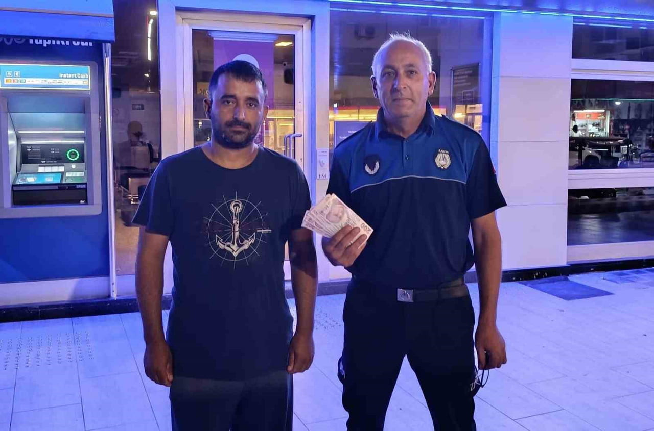 HÜSEYİN KÜÇÜK, BİR ATM'NİN PARA HAZNESİNDE UNUTULMUŞ YÜKLÜ MİKTARDA PARAYI FARK EDİNCE ZABITA...