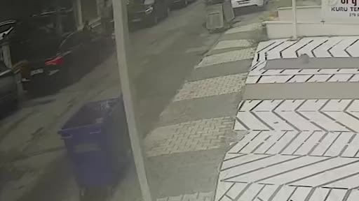 İBB Yöneticisi Erhan Karaal’ın aracına takip cihazı takıldığı anın görüntüleri ortaya...