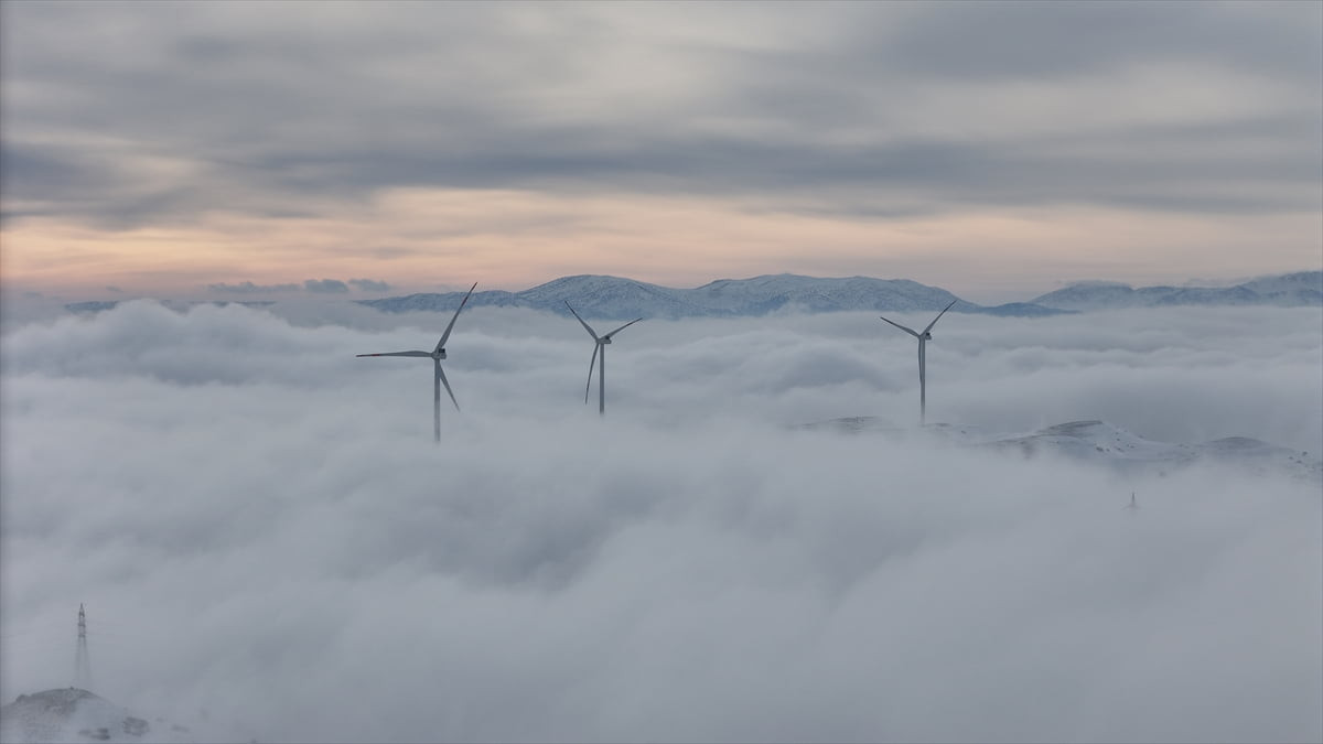 İç Anadolu ile Akdeniz bölgelerini birbirine bağlayan Sertavul Geçidi'nde etkili olan kar ve sis...