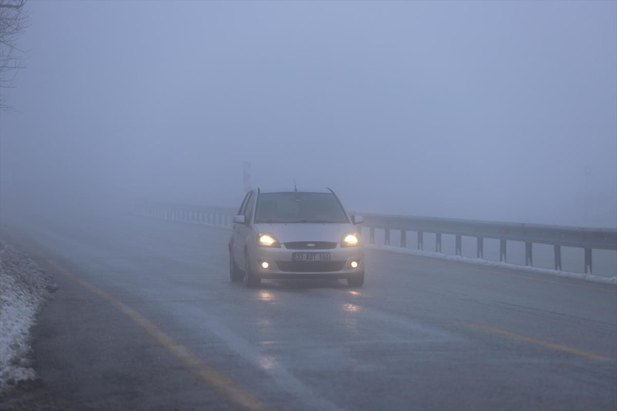 İç Anadolu ile Akdeniz bölgelerini birbirine bağlayan Sertavul Geçidi'nde sis etkisini gösterdi....