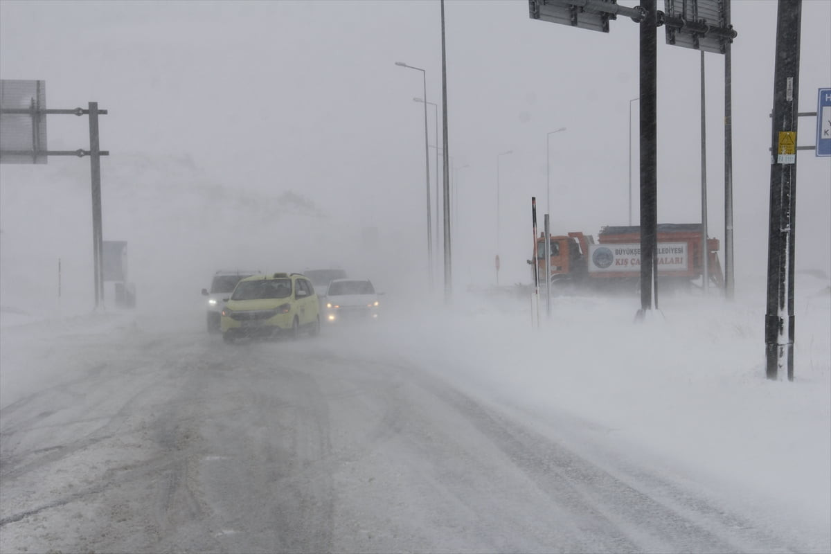 İç Anadolu'nun en yüksek dağı Erciyes'te, kar yağışı ve tipi etkisini sürdürüyor. Yer yer tipi ve...