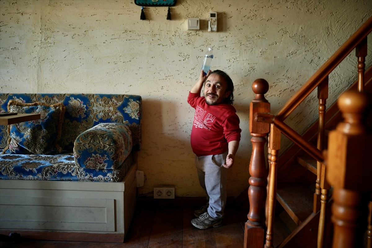 İçerik üreticisi Rıdvan Çelik, AA muhabirine, boyundan ötürü yaşadığı zorlukları ve bunu avantaja...