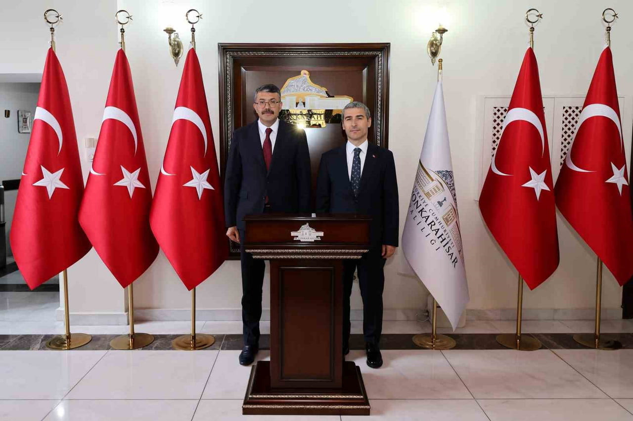 İÇİŞLERİ BAKAN YARDIMCISI ALİ ÇELİK (SOLDA) PROGRAMLARI ÇERÇEVESİNDE GELDİĞİ AFYONKARAHİSAR'DA...