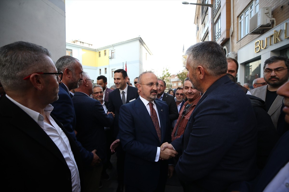 İçişleri Bakan Yardımcısı Bülent Turan, giyim mağazasının açılışı için geldiği Biga ilçesinde...