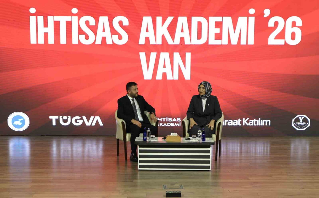 İÇİŞLERİ BAKAN YARDIMCISI DOÇ. DR. KÜBRA GÜRAN YİĞİTBAŞI, VAN YYÜ CENGİZ ANDİÇ KONGRE MERKEZİ'NDE...