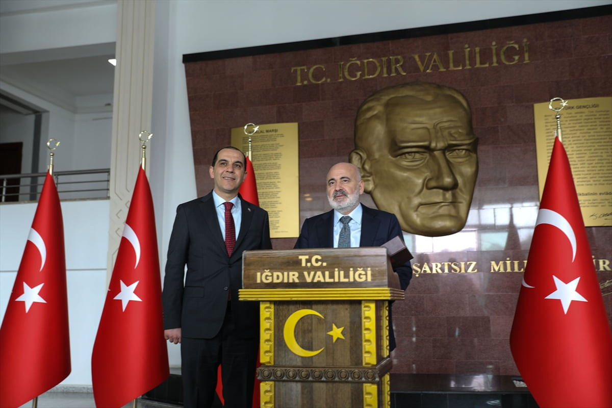 İçişleri Bakan Yardımcısı Mehmet Sağlam (sağda), temaslarda bulunmak üzere geldiği Iğdır'da, Vali...