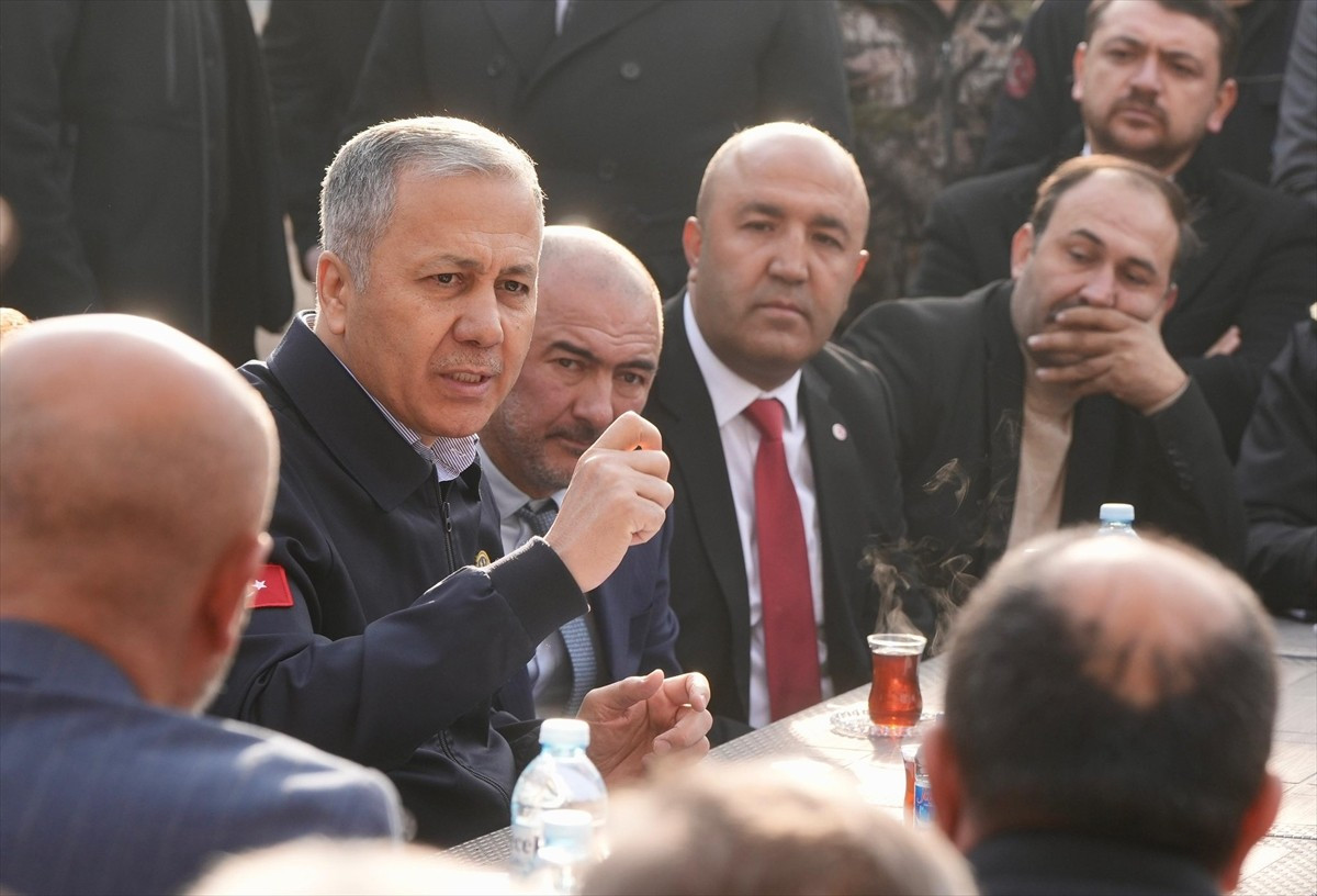 İçişleri Bakanı Ali Yerlikaya, Ankara'da bulunan Şaşmaz Esnaf ve Çalışanları Yardımlaşma Derneğini...