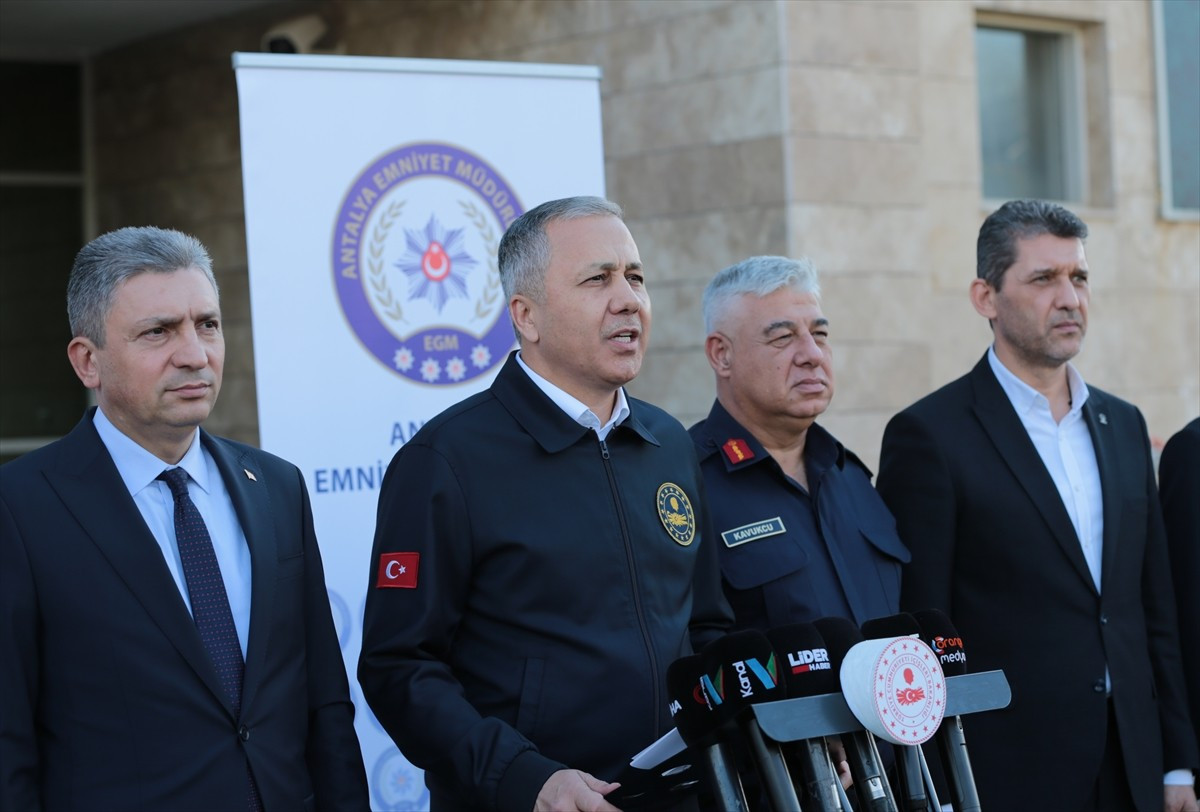 İçişleri Bakanı Ali Yerlikaya, Antalya İl Emniyet Müdürlüğü'nde  düzenlenen basın toplantısında...