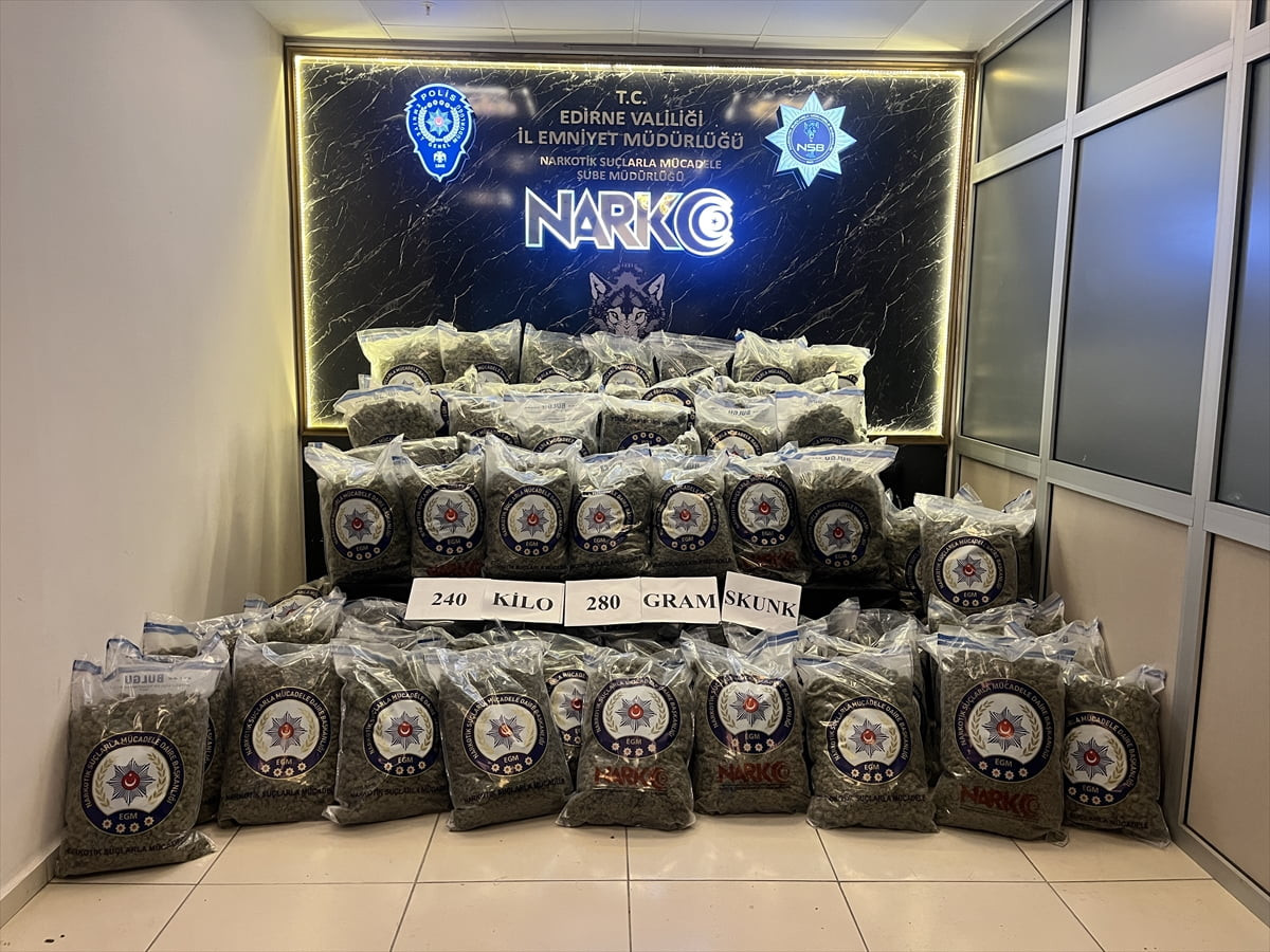 İçişleri Bakanı Ali Yerlikaya, Edirne'de düzenlenen operasyonda 240 kilogram skunk uyuşturucu...