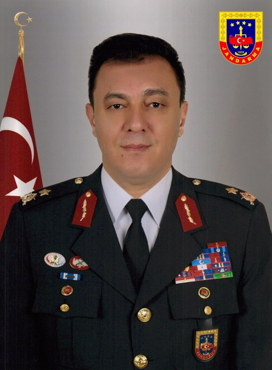 İçişleri Bakanı Ali Yerlikaya, geçirdiği kalp krizi sonucu hayatını kaybeden Jandarma Genel...