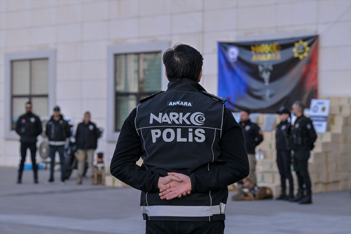 İçişleri Bakanı Ali Yerlikaya, Kocaeli'nin Derince Limanı'nda gerçekleştirilen operasyonda 1 ton...