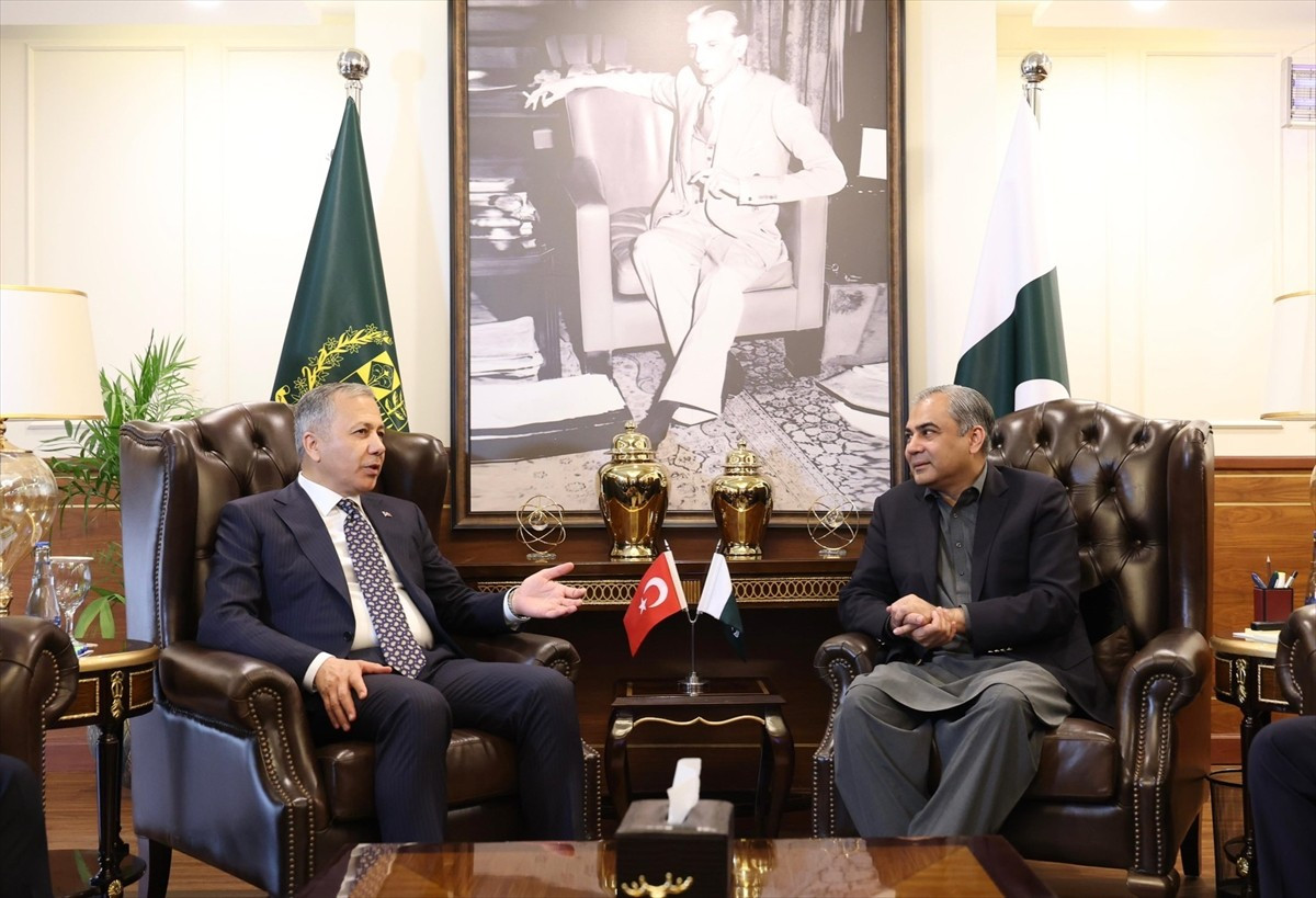 İçişleri Bakanı Ali Yerlikaya, Pakistan İçişleri Bakanı Sayed Mohsin Raza Nakvi ile bir araya...
