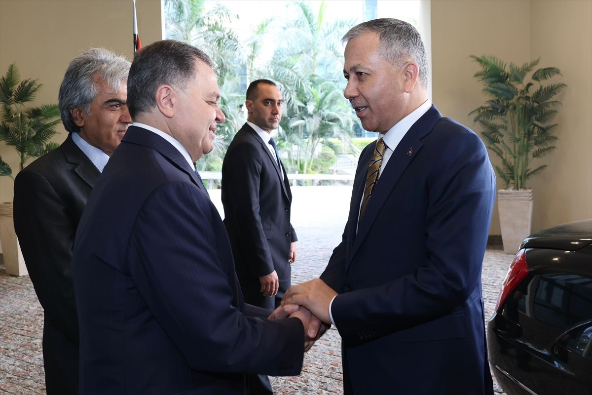 İçişleri Bakanı Ali Yerlikaya (sağda), Mısır'ın başkenti Kahire'de, Mısır İçişleri Bakanı Mahmud...