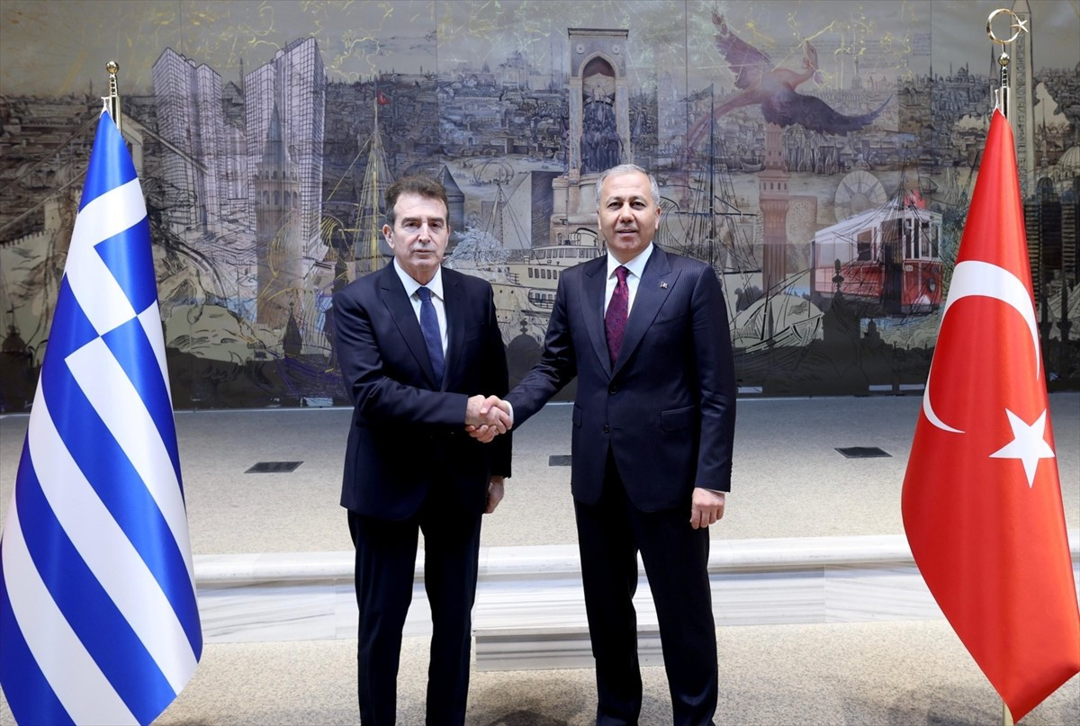 İçişleri Bakanı Ali Yerlikaya (sağda), Yunanistan Vatandaşı Koruma Bakanı Michalis Chrisochoidis...
