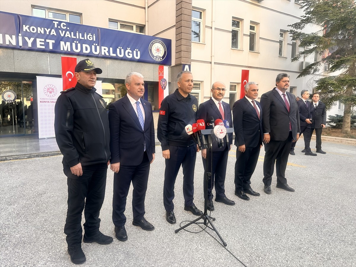 İçişleri Bakanı Ali Yerlikaya (sol 3), Konya Emniyet Müdürlüğü'nde düzenlediği basın...