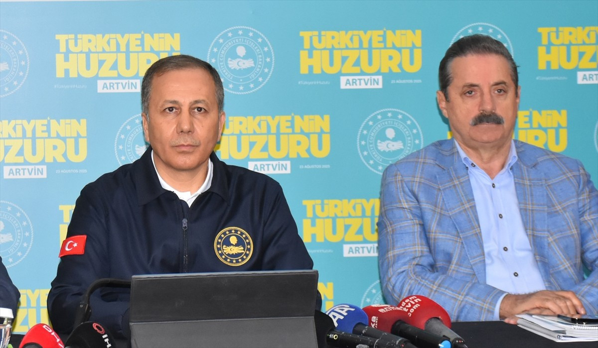 İçişleri Bakanı Ali Yerlikaya, (solda) Artvin'de bir otelde düzenlenen "Türkiye'nin Huzuru...