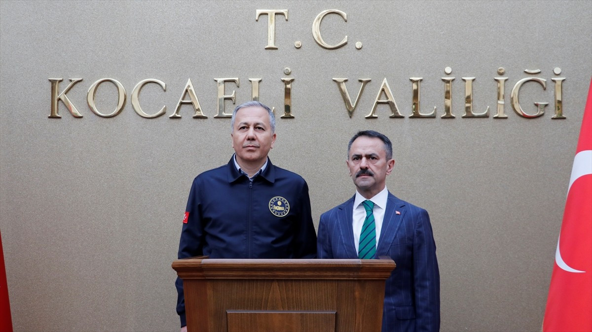 İçişleri Bakanı Ali Yerlikaya (solda), Kocaeli'de çeşitli ziyaretler gerçekleştirdi, Türkiye'nin...