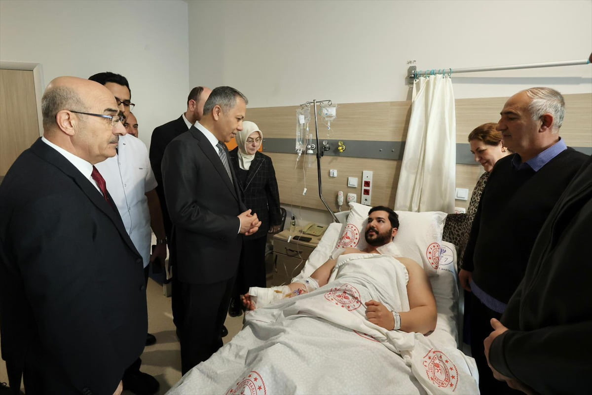 İçişleri Bakanı Ali Yerlikaya ve beraberindeki heyet, Yalova'daki DEAŞ operasyonunda yaralanan...