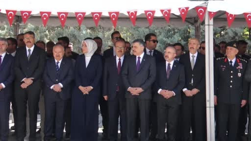 İçişleri Bakanı Çiftçi, Karşıyaka Mezarlığı'nda şehitliği ziyaret etti