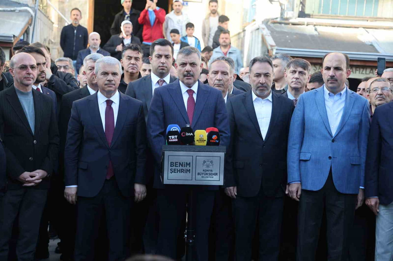 İÇİŞLERİ BAKANI MUSTAFA ÇİFTÇİ, BAYRAM NAMAZINI MEMLEKETİ KONYA'DA KILDI.