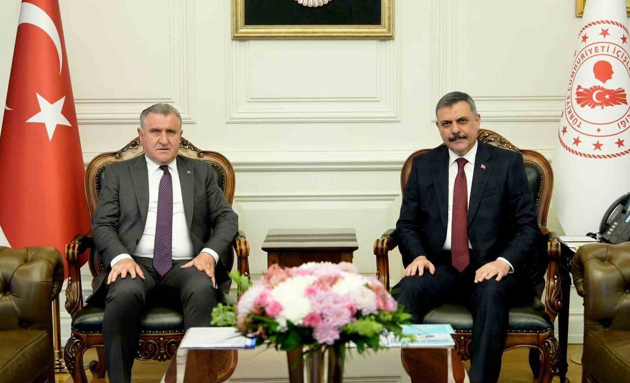 İÇİŞLERİ BAKANI MUSTAFA ÇİFTÇİ, GENÇLİK VE SPOR BAKANI OSMAN AŞKIN BAK İLE BAKANLIKTA BİR ARAYA...