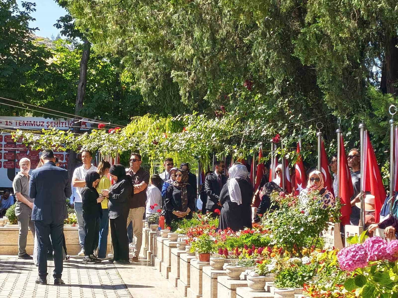 İÇİŞLERİ BAKANI MUSTAFA ÇİFTÇİ, KARŞIYAKA MEZARLIĞI'NDA BULUNAN 15 TEMMUZ ŞEHİTLİĞİNDEKİ ANMA...