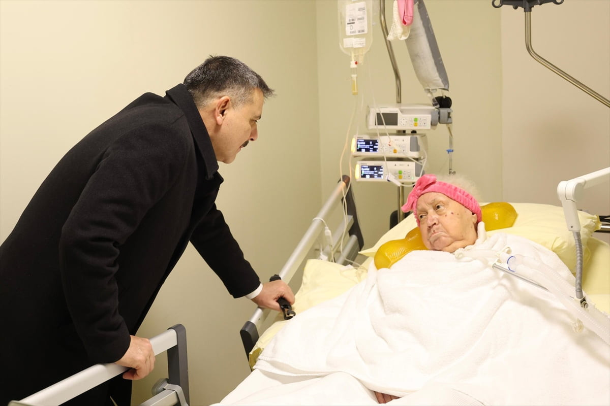 İçişleri Bakanı Mustafa Çiftçi, Okçu Şehit Mehmet Kefeli İlkokulu'ndaki öğretmenini hastanede...