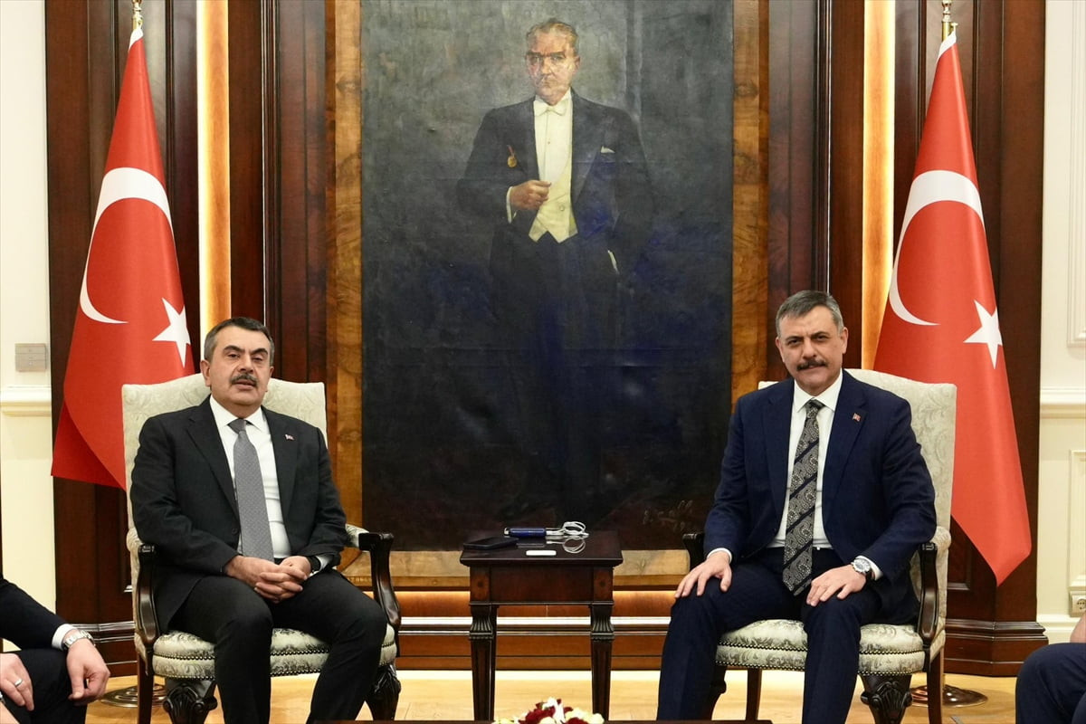 İçişleri Bakanı Mustafa Çiftçi (sağda), kendisini ziyaret eden Milli Eğitim Bakanı Yusuf Tekin...