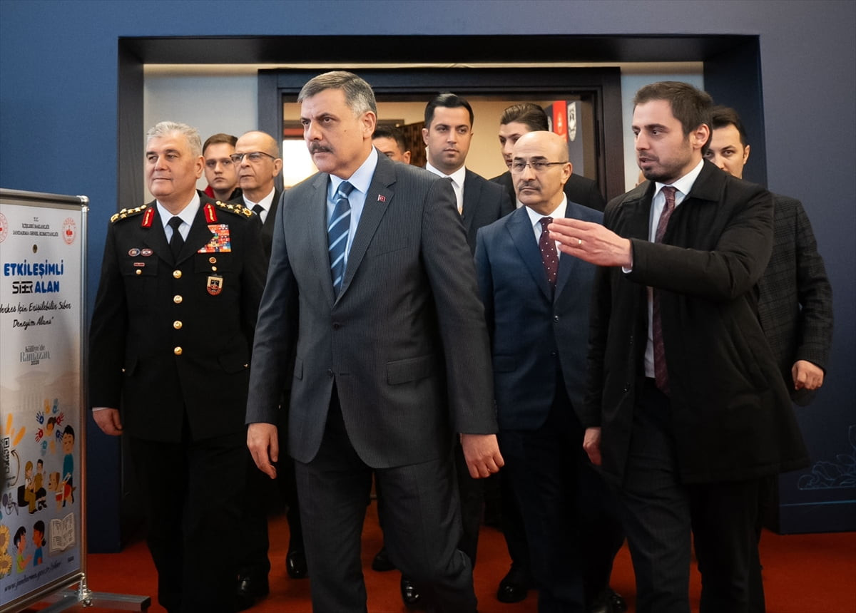 İçişleri Bakanı Mustafa Çiftçi (sol 2), "Külliye'de Ramazan" etkinlikleri kapsamında Emniyet Genel...