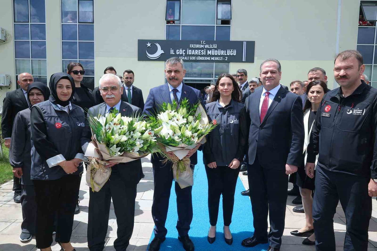İÇİŞLERİ BAKANI MUSTAFA ÇİFTÇİ VE ANAYASA MAHKEMESİ BAŞKANI KADİR ÖZKAYA AŞKALE GERİ GÖNDERME...