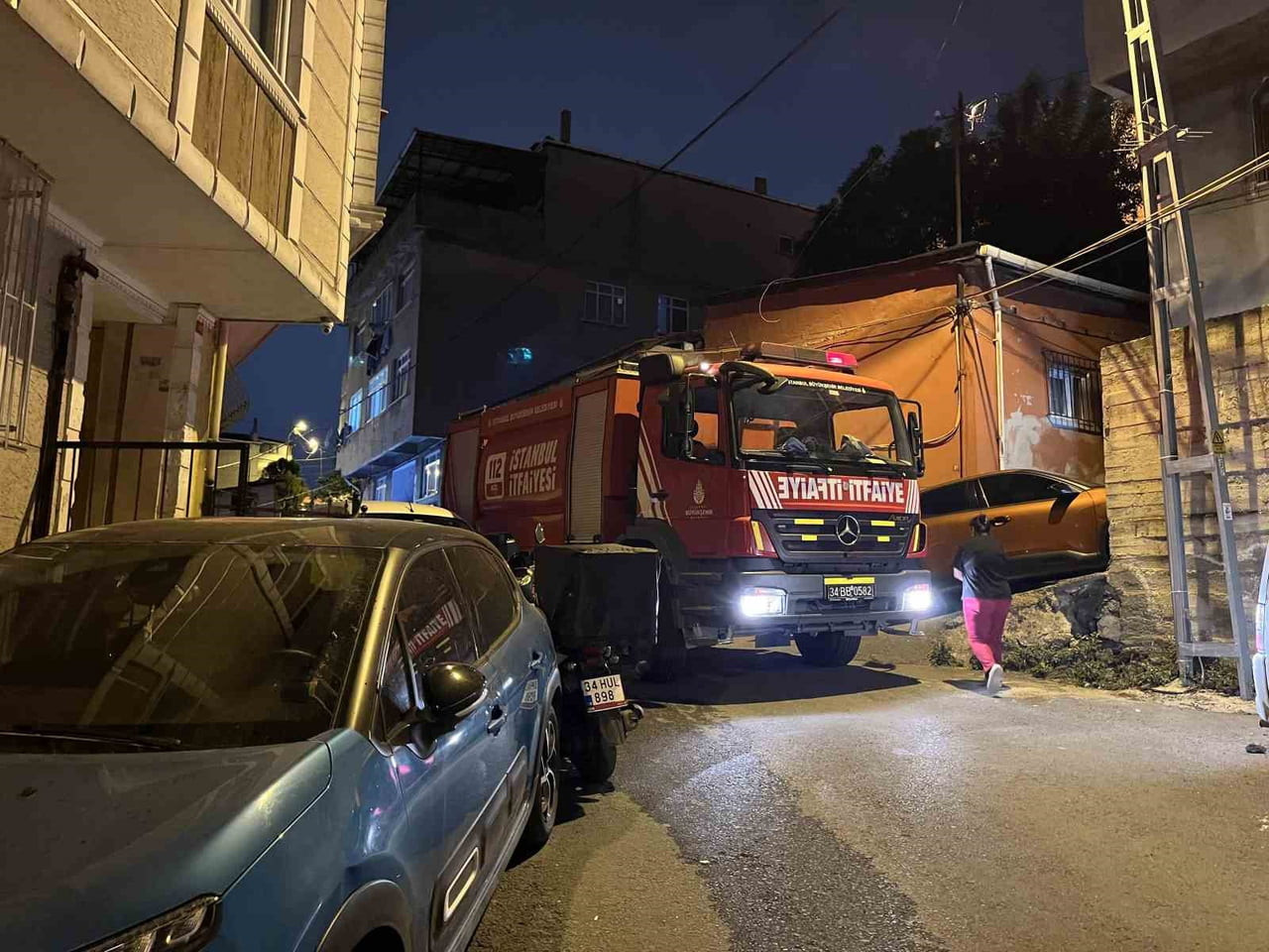 İDDİAYA GÖRE, SOKAKTA BULUNAN 3 KATLI BİNANIN BODRUM KATINDA HENÜZ BELİRLENEMEYEN NEDENLE YANGIN...