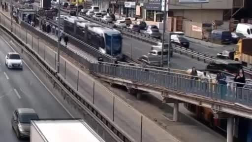 İETT ekipleri metrobüs hattına giren 2 yavru kediyi kurtardı