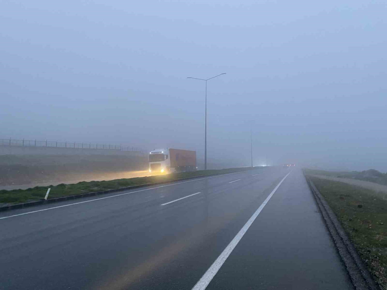 IĞDIR-DOĞUBAYAZIT KARAYOLUNUN 18. KİLOMETRESİNDE BULUNAN PAMUK GEÇİDİ’NDE ETKİLİ OLAN YOĞUN SİS VE...