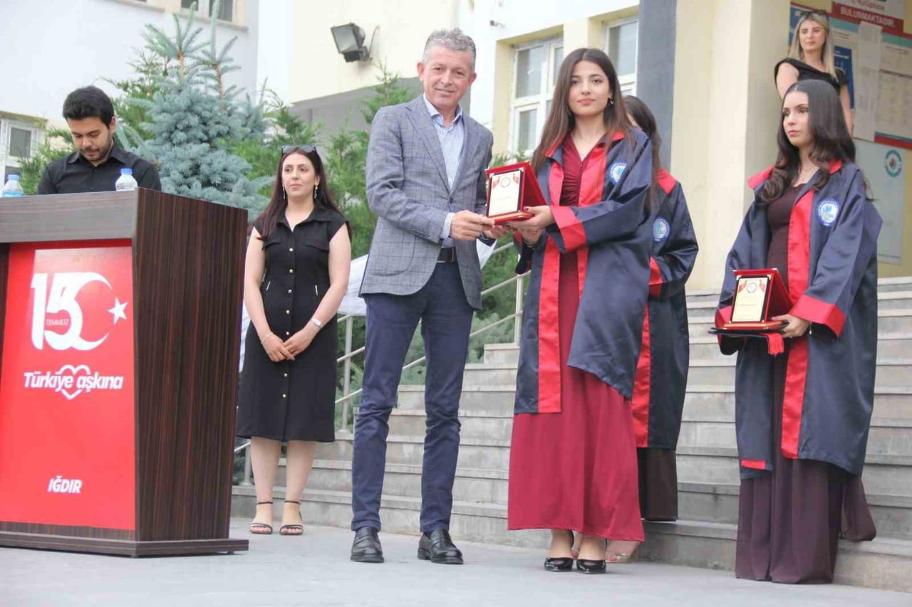 IĞDIR MEHMET MURAT İŞLER SOSYAL BİLİMLER LİSESİ 2026 MEZUNLARINI COŞKUYLA UĞURLADI