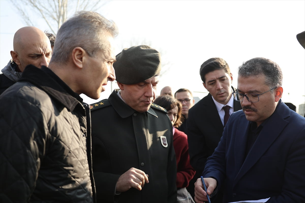 Iğdır Valisi Ercan Turan (sağda), Türkiye-Ermenistan sınırındaki Alican Sınır Kapısı'nda...