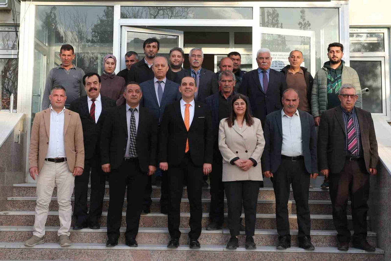 IĞDIR VALİSİ M. FIRAT TAŞOLAR, HALFELİ BELDESİNE GERÇEKLEŞTİRDİĞİ ZİYARETTE BELEDİYE YETKİLİLERİ...