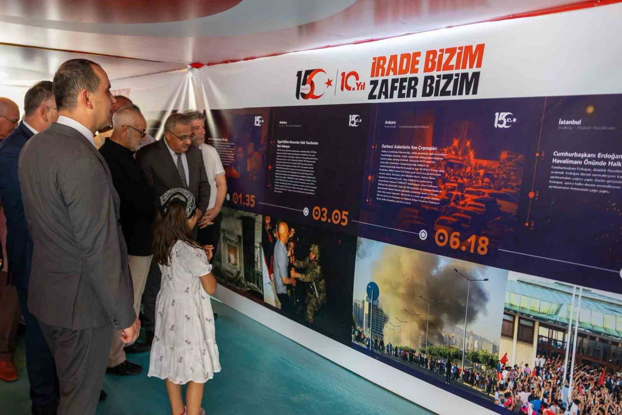 IĞDIR VALİSİ M. FIRAT TAŞOLAR'IN IĞDIR'DA AÇILAN 15 TEMMUZ ANMA ÇADIRI ZİYARETİ