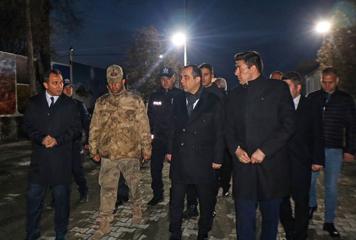 Iğdır Valisi Mustafa Fırat Taşolar, Türkiye-Ermenistan sınırındaki Alican Sınır Kapısı'nda...