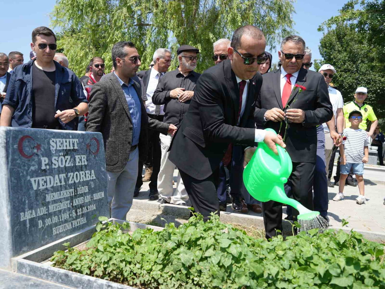 IĞDIR'DA 15 TEMMUZ ŞEHİTLERİ KABİRLERİ BAŞINDA ANILDI