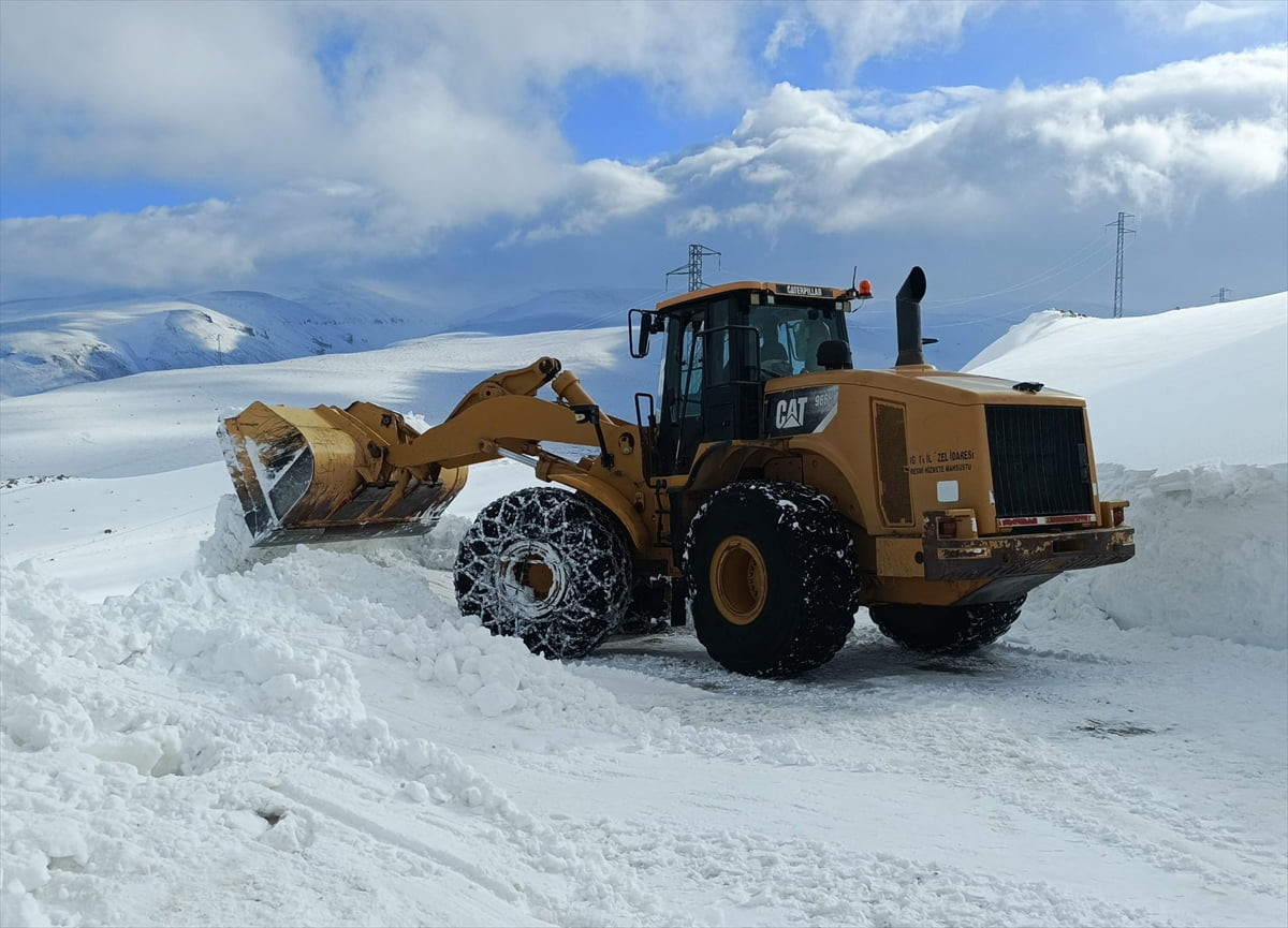 Iğdır'da 2 gündür etkisini sürdüren yoğun kar yağışı yüksek kesimli bölgelerde tipi ve fırtına...