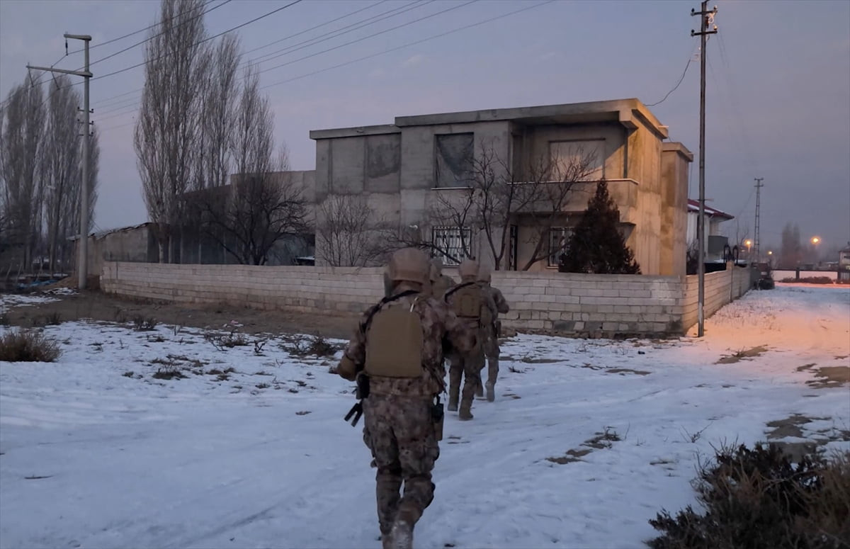 Iğdır'da 3 ay sürdürülen takip sonucu düzenlenen uyuşturucu operasyonunda 13 şüpheli...