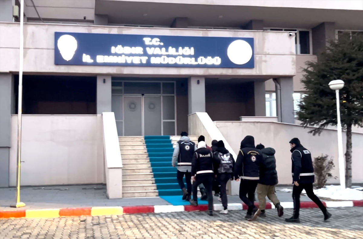 Iğdır'da 5 düzensiz göçmen yakalanırken bir şüpheli "göçmen kaçakçılığı" suçundan...