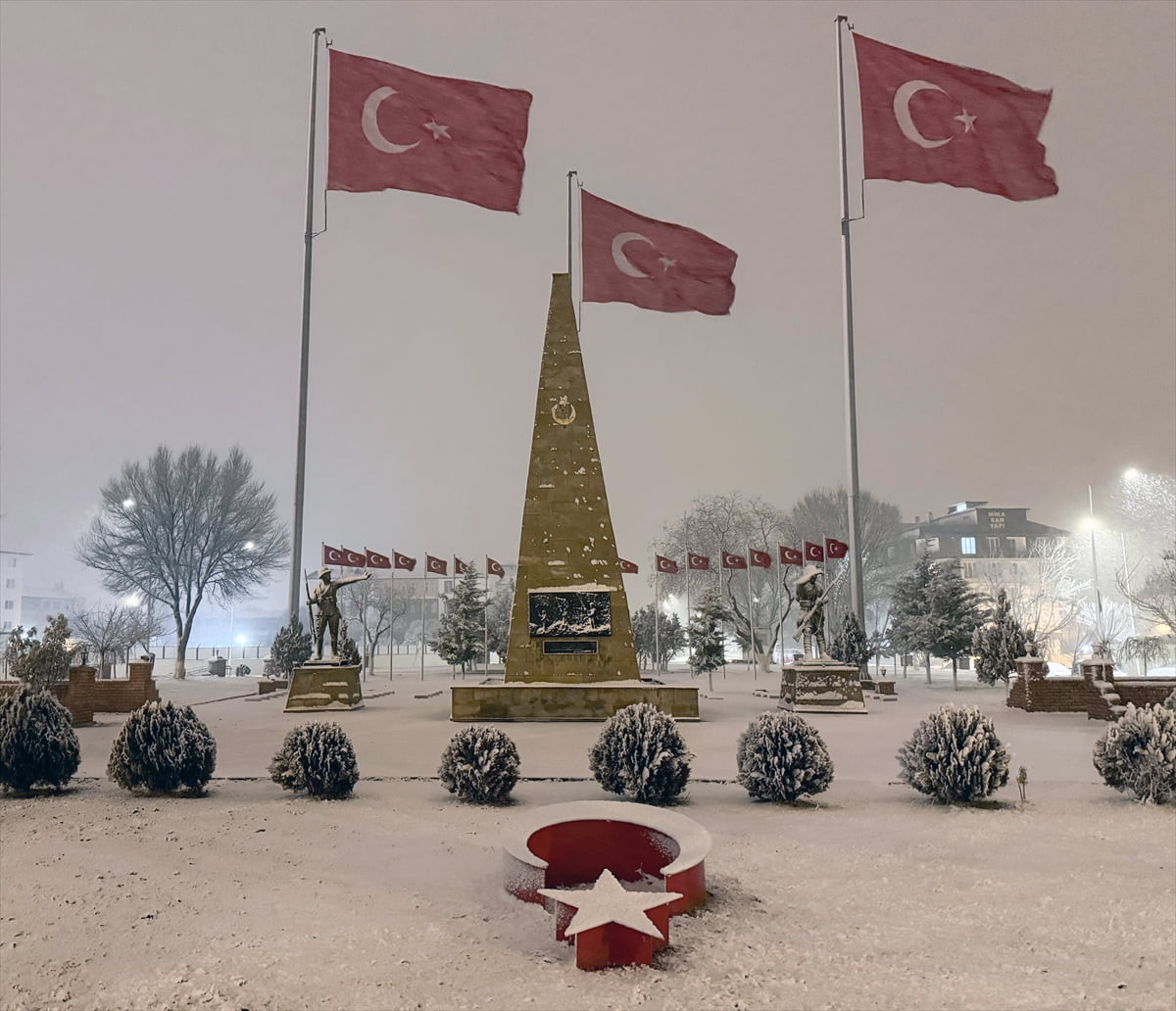 Iğdır'da akşam saatlerinde başlayan mevsimin ilk kar yağışı, kenti beyaza bürüdü.