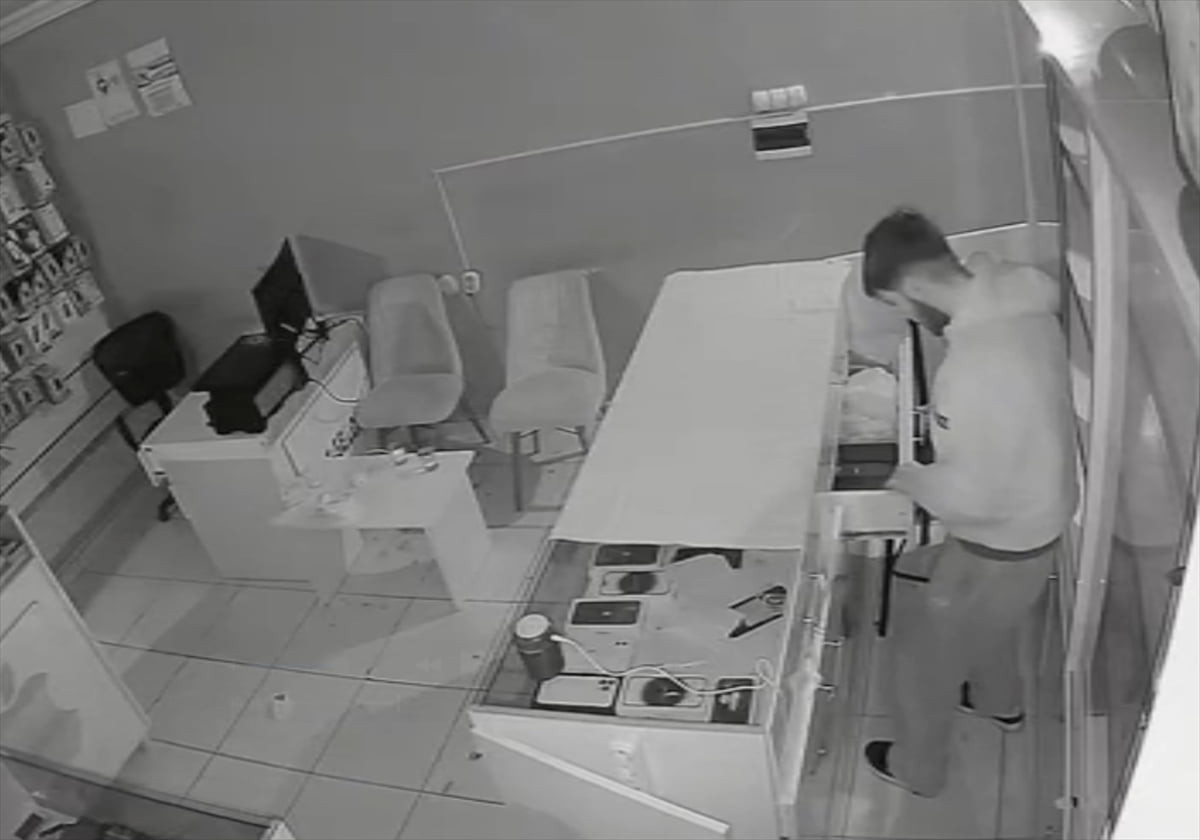 Iğdır'da bir iş yerine gece saatlerinde giren 2 kişi, 30 saniyede çok sayıda cep telefonunu alarak...