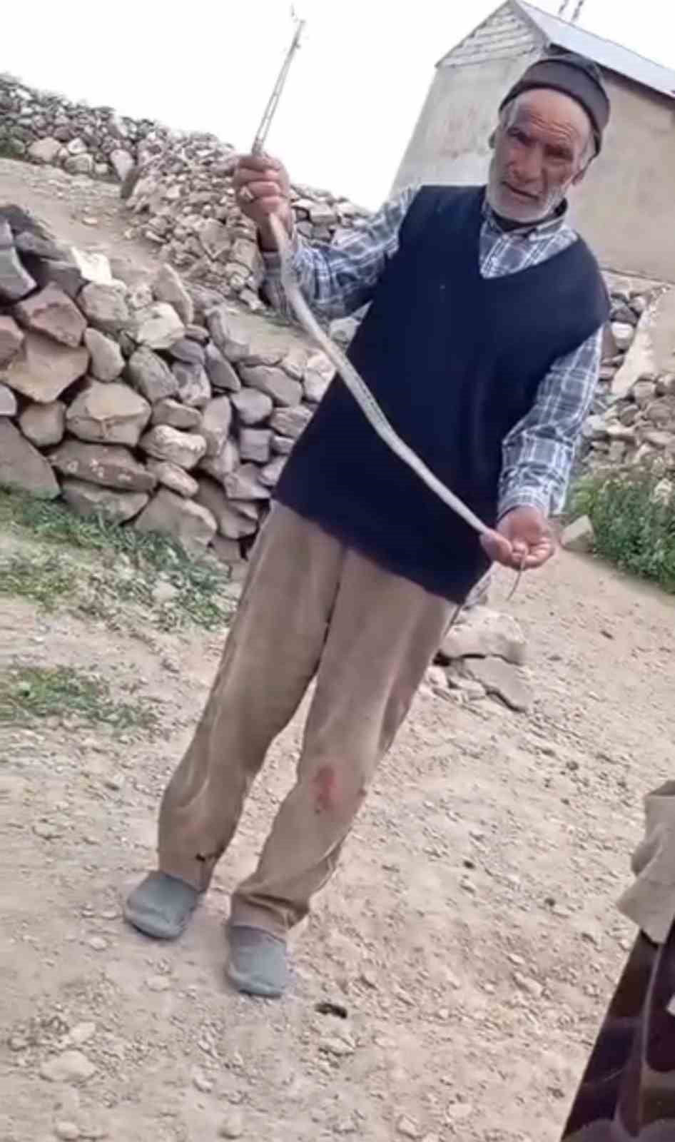 IĞDIR'DA EVE GİRMEYE ÇALIŞAN YILANI ÇIPLAK ELLE YAKALADI