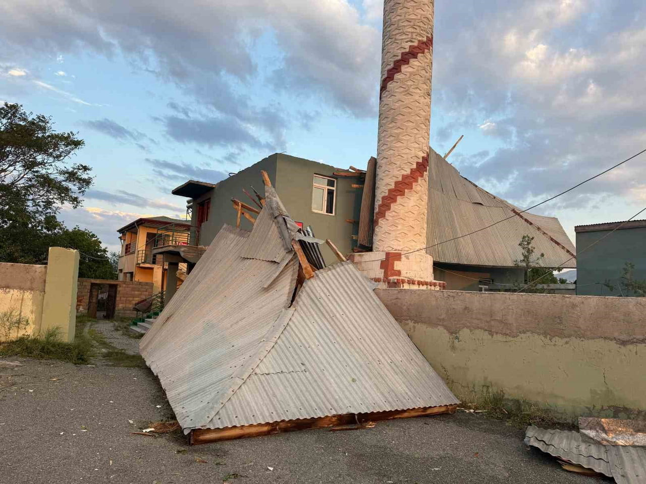 IĞDIR'DA FIRTINA CAMİ ÇATISINI UÇURDU