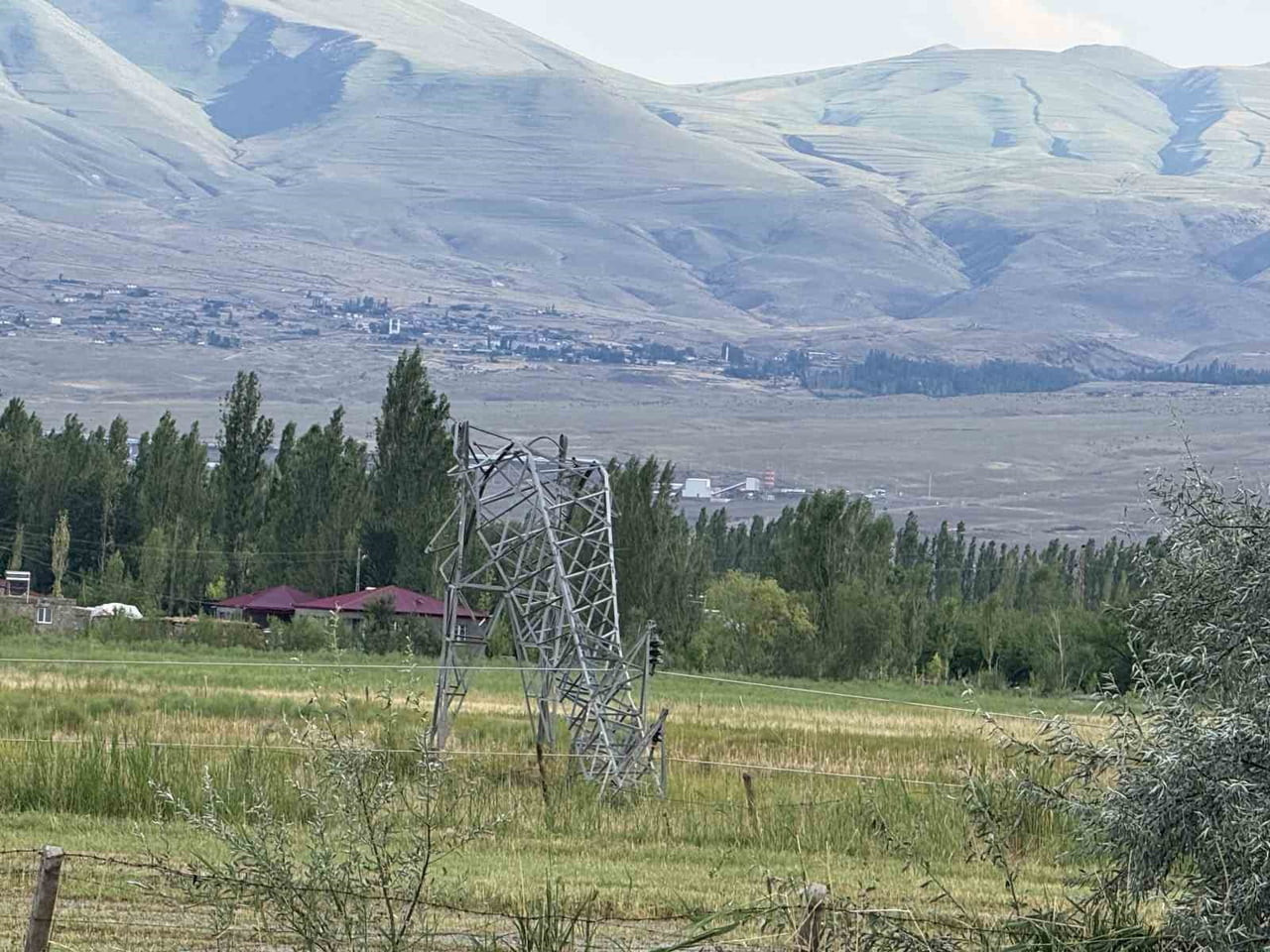 IĞDIR'DA FIRTINA HAYATI OLUMSUZ ETKİLEDİ: ÇATILAR UÇTU, YÜKSEK GERİLİM DİREKLERİ İKİYE...